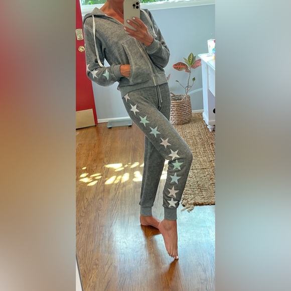 ⭐️Wildfox⭐️🦊Jogger Set EUC!  Loungewear Sweatsuit Gray w/ Stars Hoodie Size XS - Picture 1 of 12